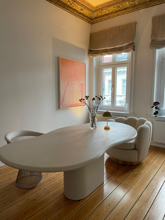 Tisch aus Mikrozement mit Mittelsäule