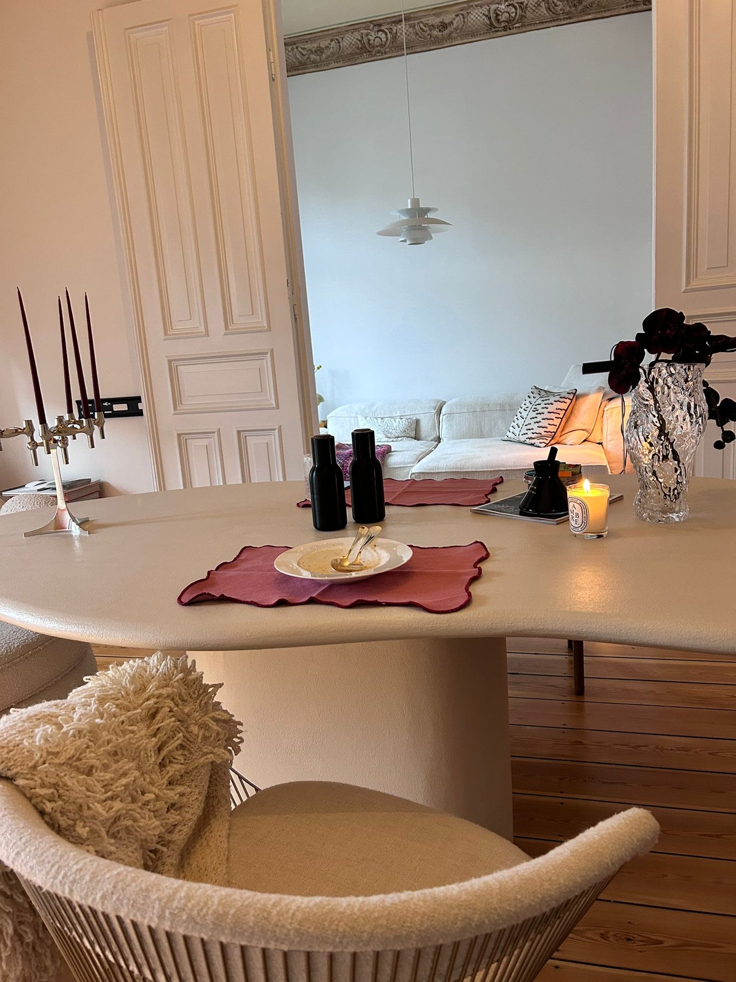 Tisch aus Mikrozement mit Mittelsäule