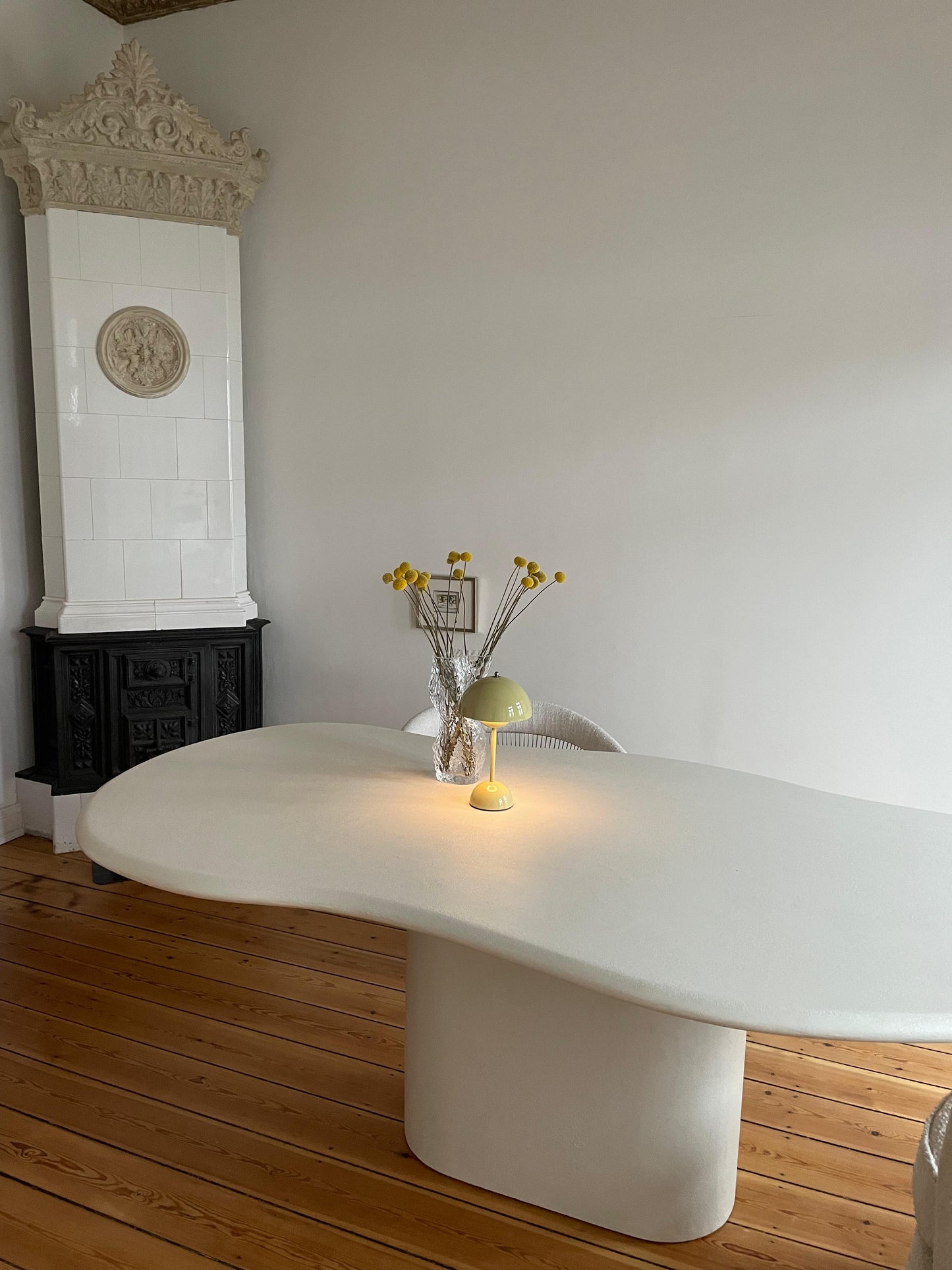 Tisch aus Mikrozement mit Mittelsäule