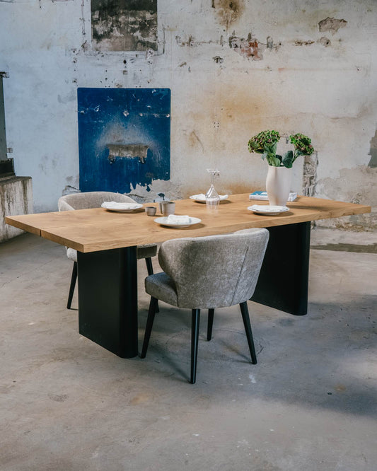 Tisch aus Eiche mit Fuge auf Stahlwangen