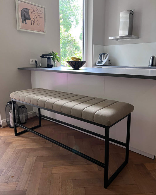 Polsterbank auf Stahlgestell