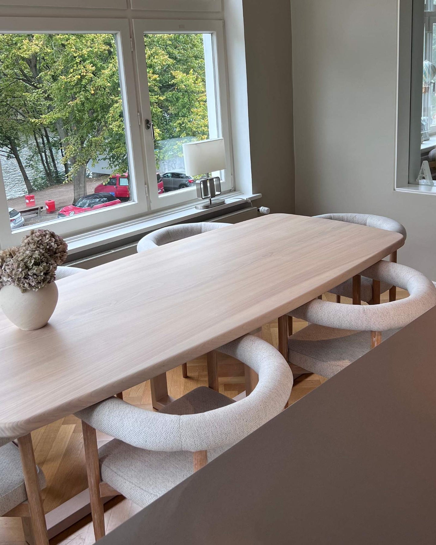 Bootsförmiger Tisch aus Esche mit liegendem Gestell