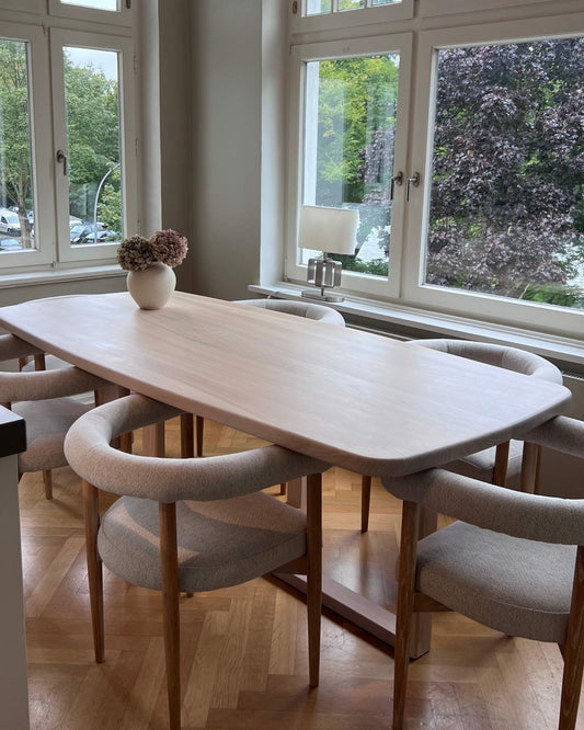 Bootsförmiger Tisch aus Esche mit liegendem Gestell