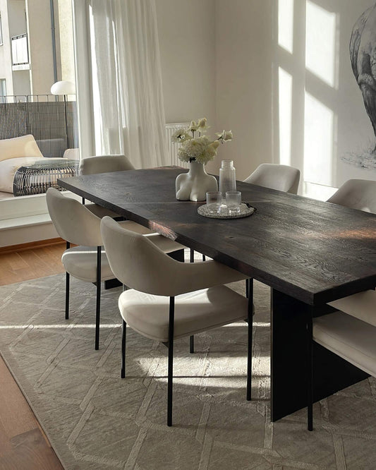 Geflammter Eichentisch auf Stahlwangen