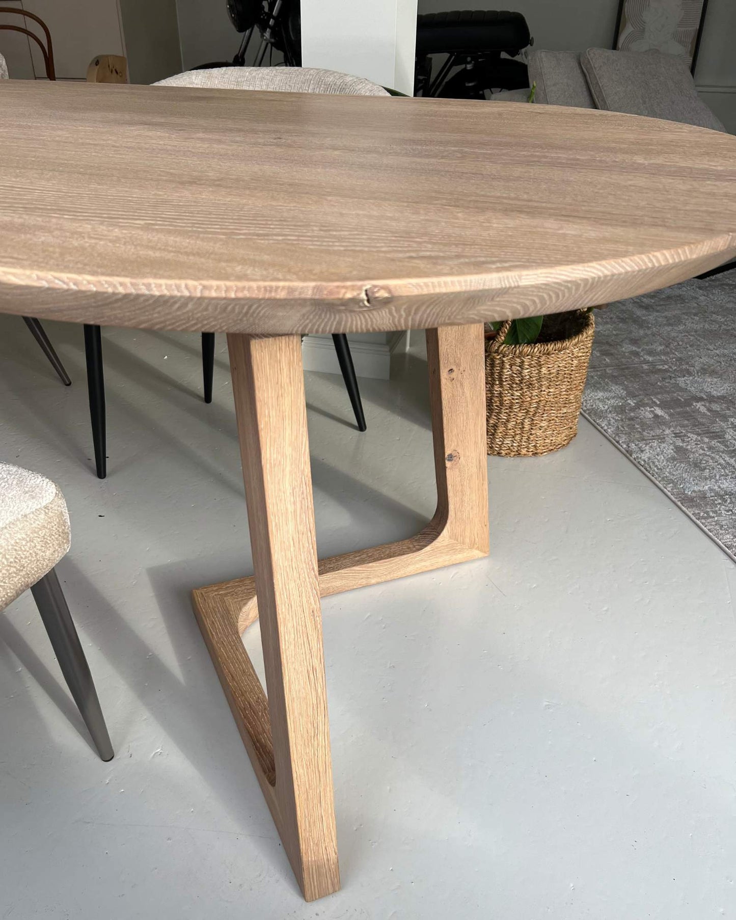 Ovaler Eichentisch mit Holzgestell Y