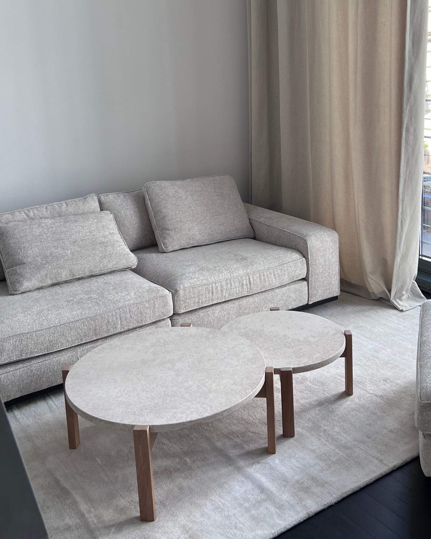 Couchtisch-Duo aus Naturstein und Eiche