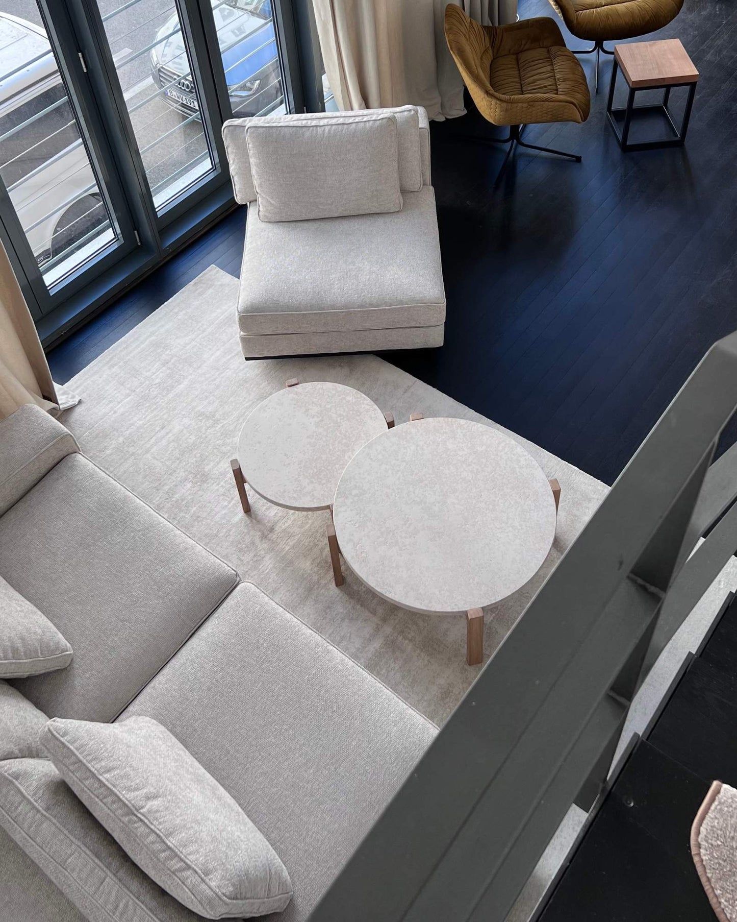 Couchtisch-Duo aus Naturstein und Eiche