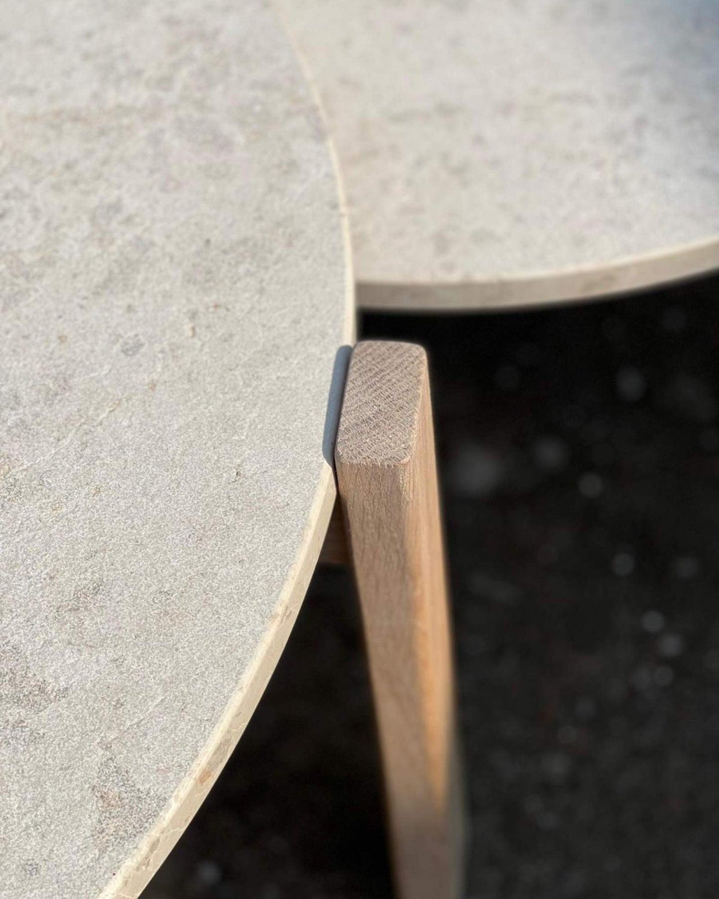 2er Set Couchtisch aus Naturstein und Eiche