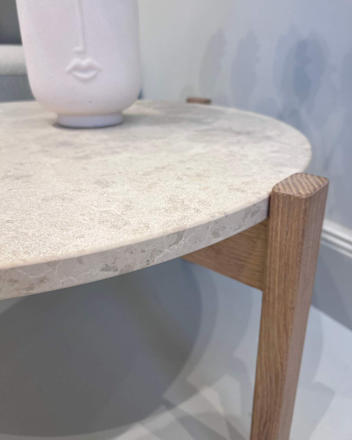 2er Set Couchtisch aus Naturstein und Eiche