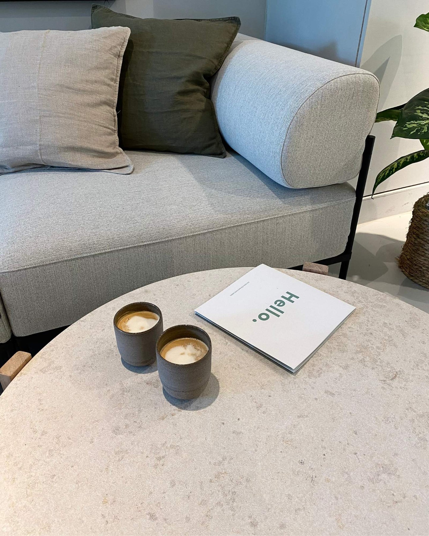 2er Set Couchtisch aus Naturstein und Eiche
