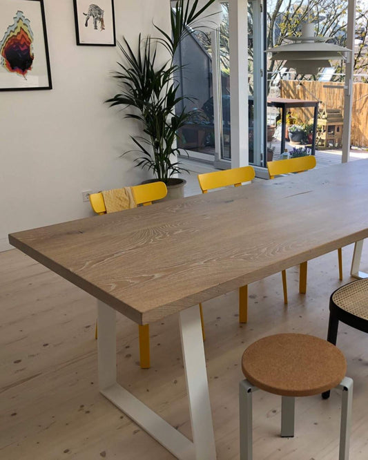 Eichentisch mit Triangelgestell