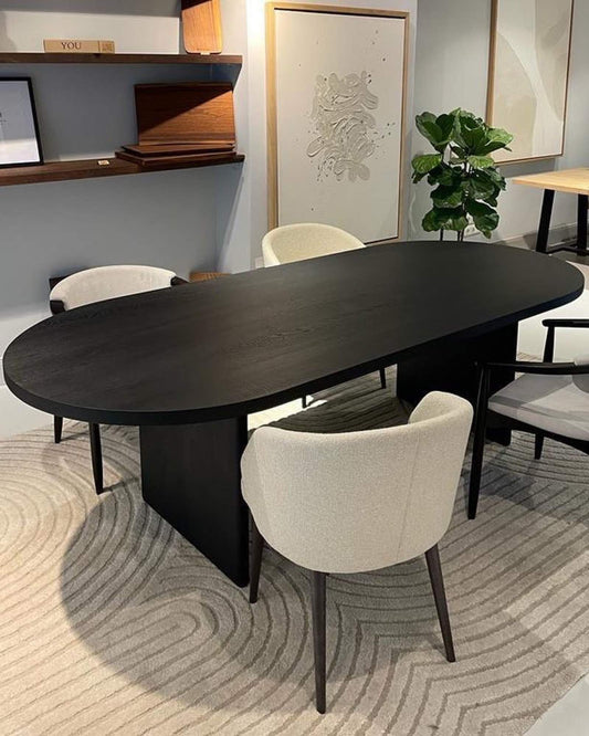 Ovaler Eichentisch in schwarz