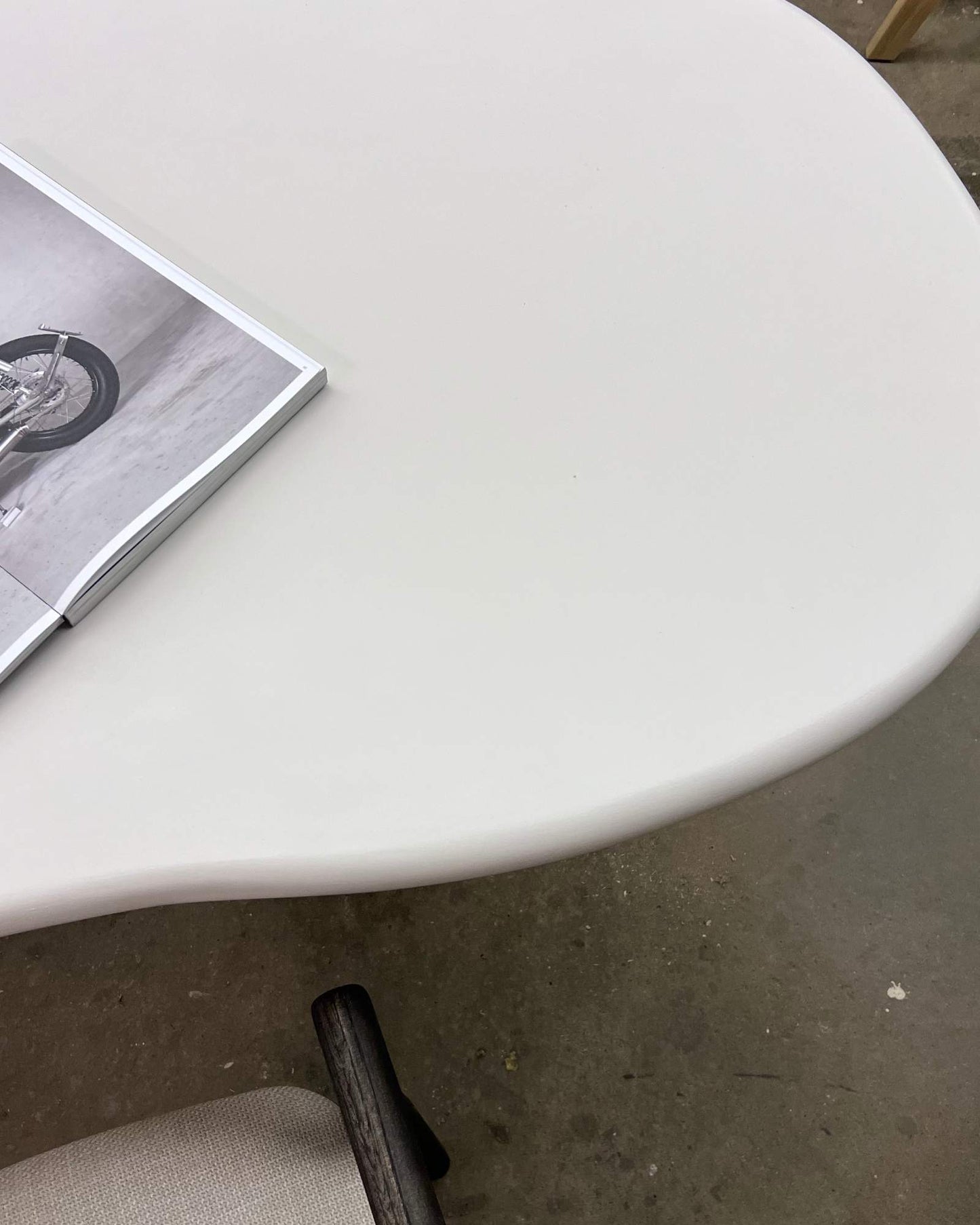 Wellenförmiger Tisch aus Mikrozement