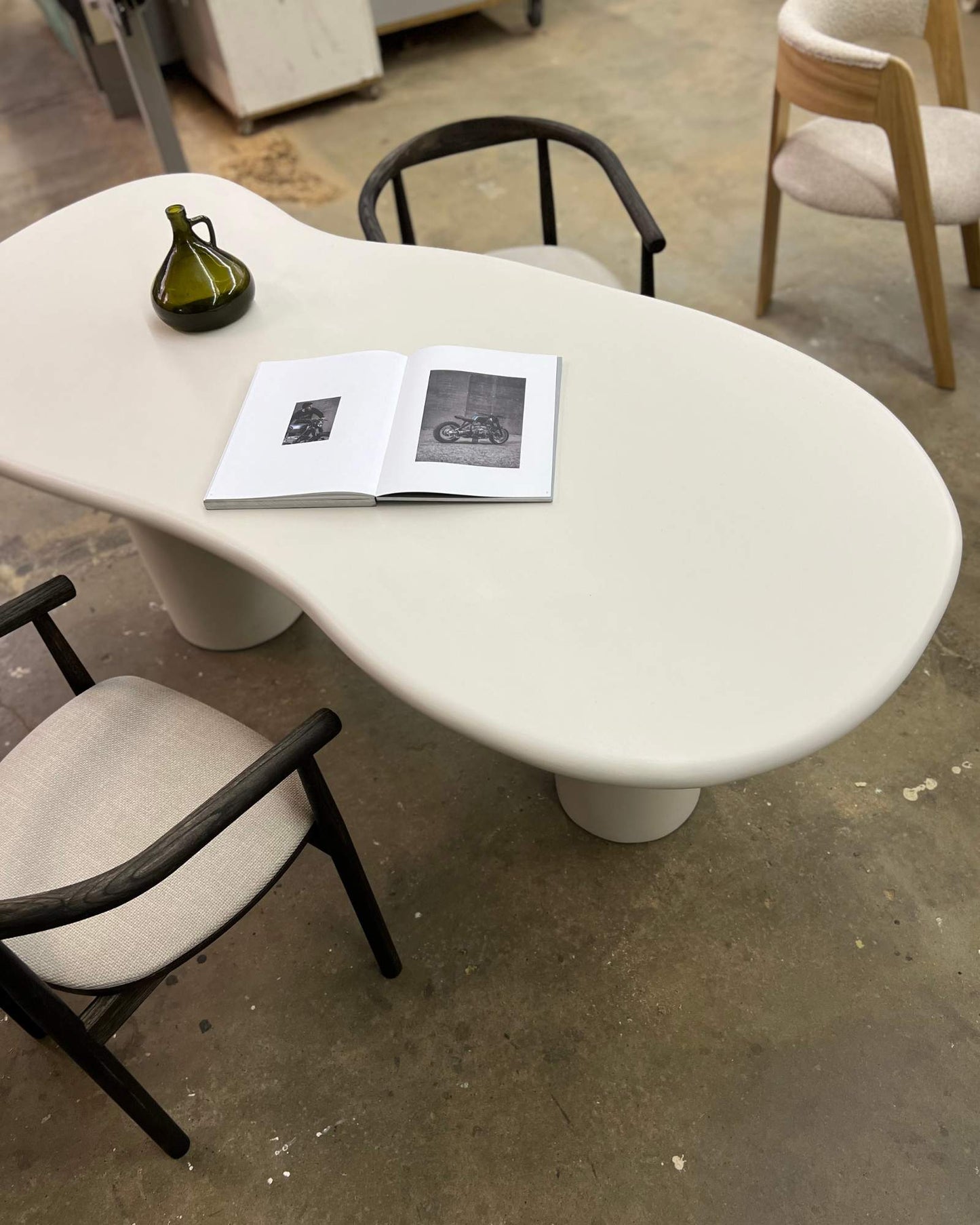 Wellenförmiger Tisch aus Mikrozement