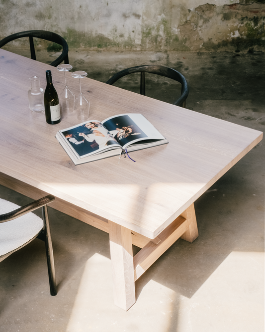 Eichentisch mit angeschrägtem Doppelbockgestell