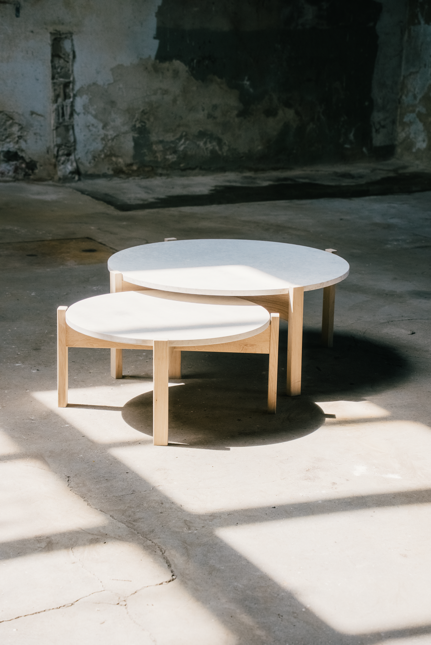 Couchtisch-Duo aus Naturstein und Eiche