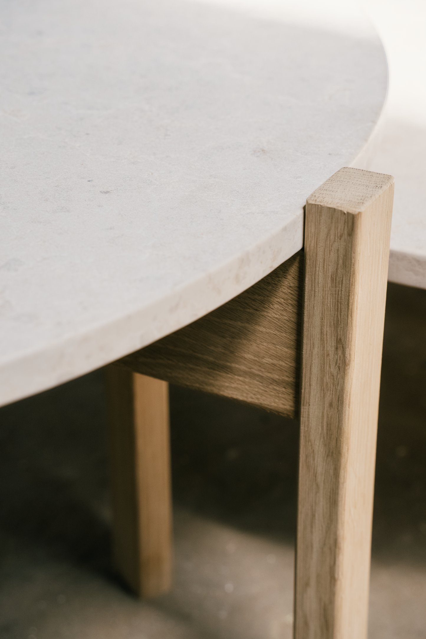 Couchtisch-Duo aus Naturstein und Eiche