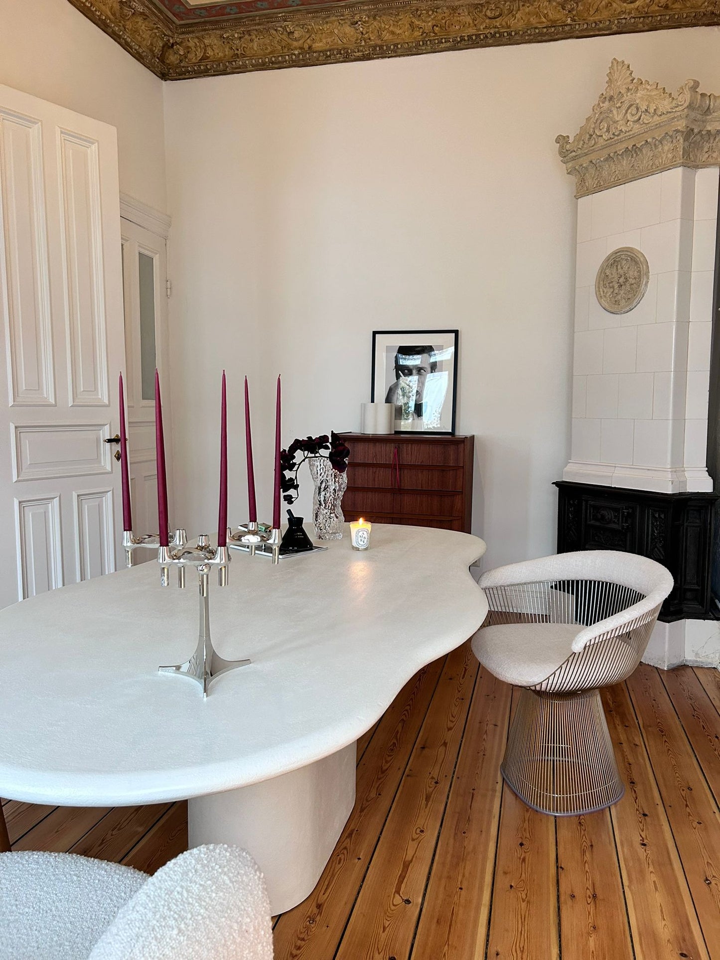 Tisch aus Mikrozement mit Mittelsäule