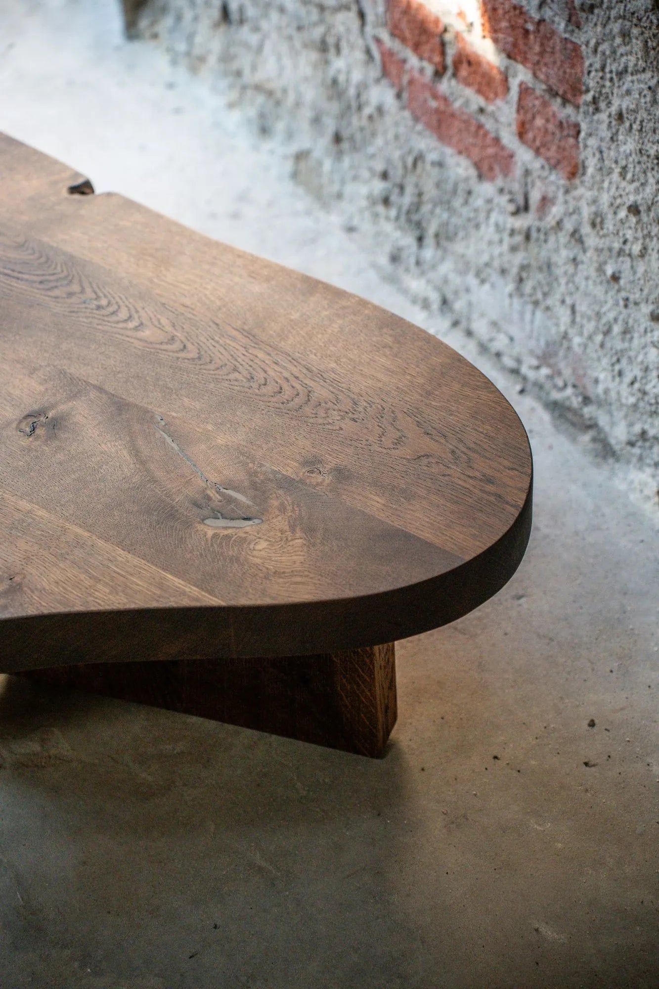 Couchtisch in organischer Form aus Eiche