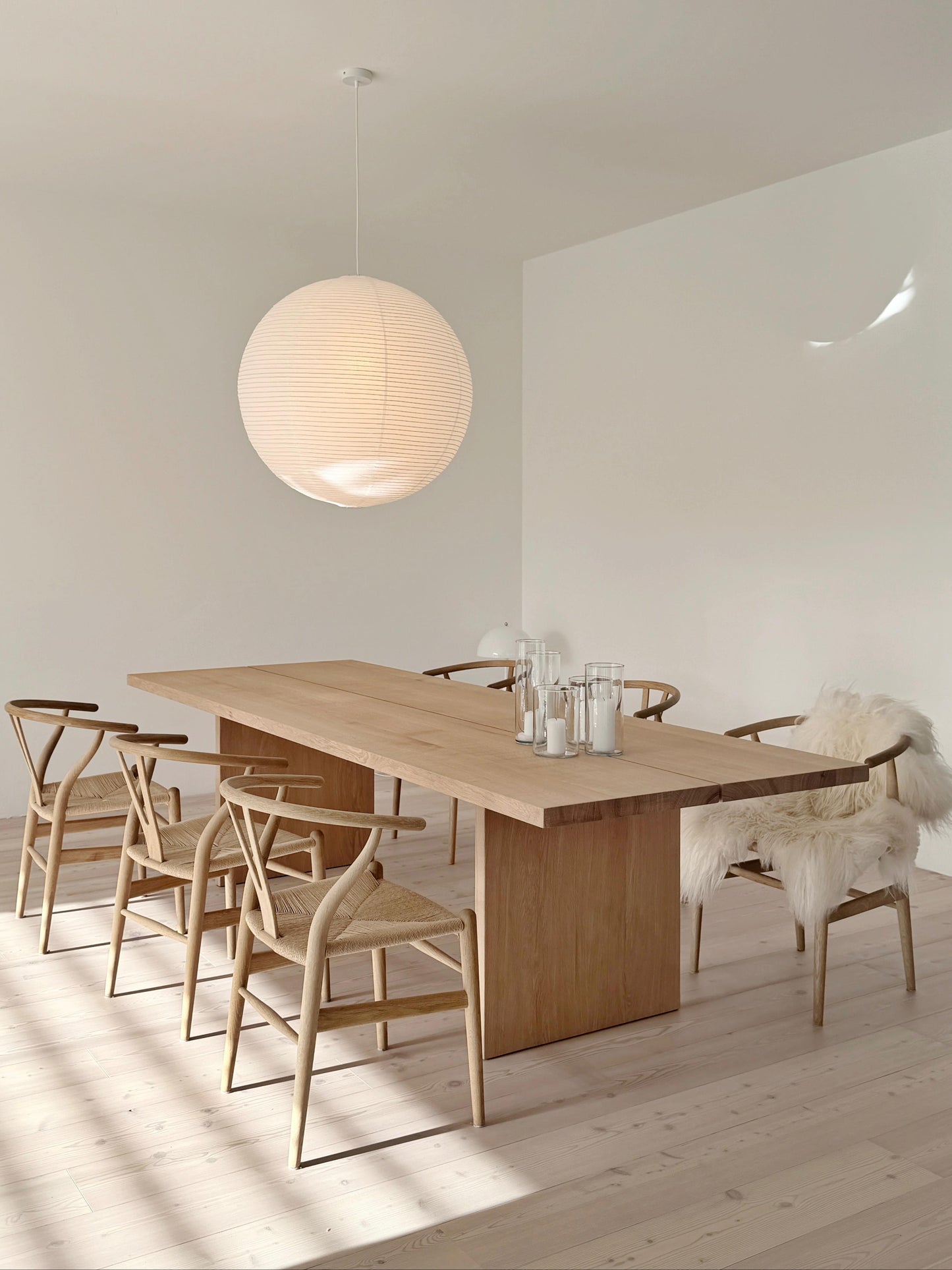 Eichentisch mit Fuge auf Holzwangen