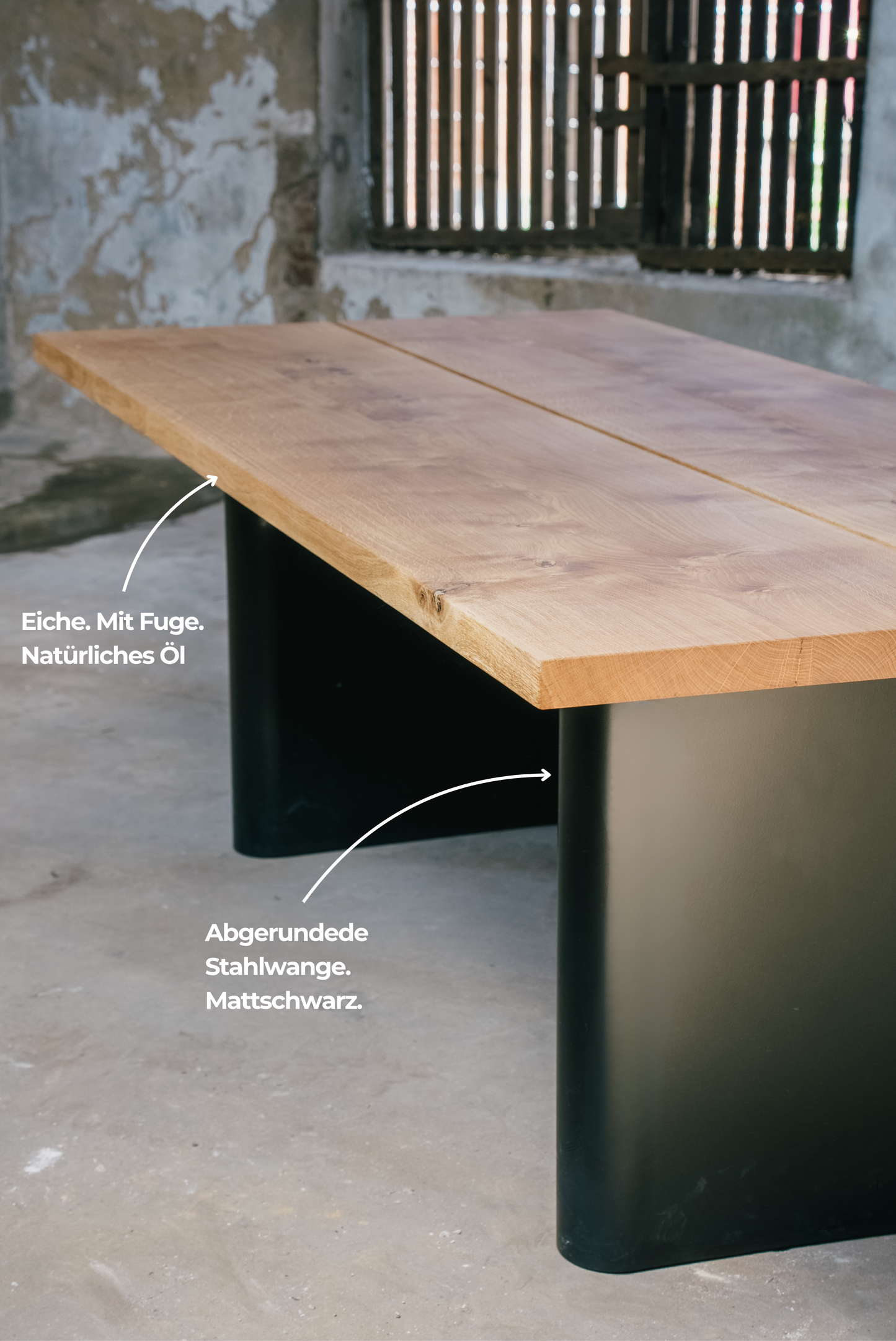 Tisch aus Eiche mit Fuge auf Stahlwangen