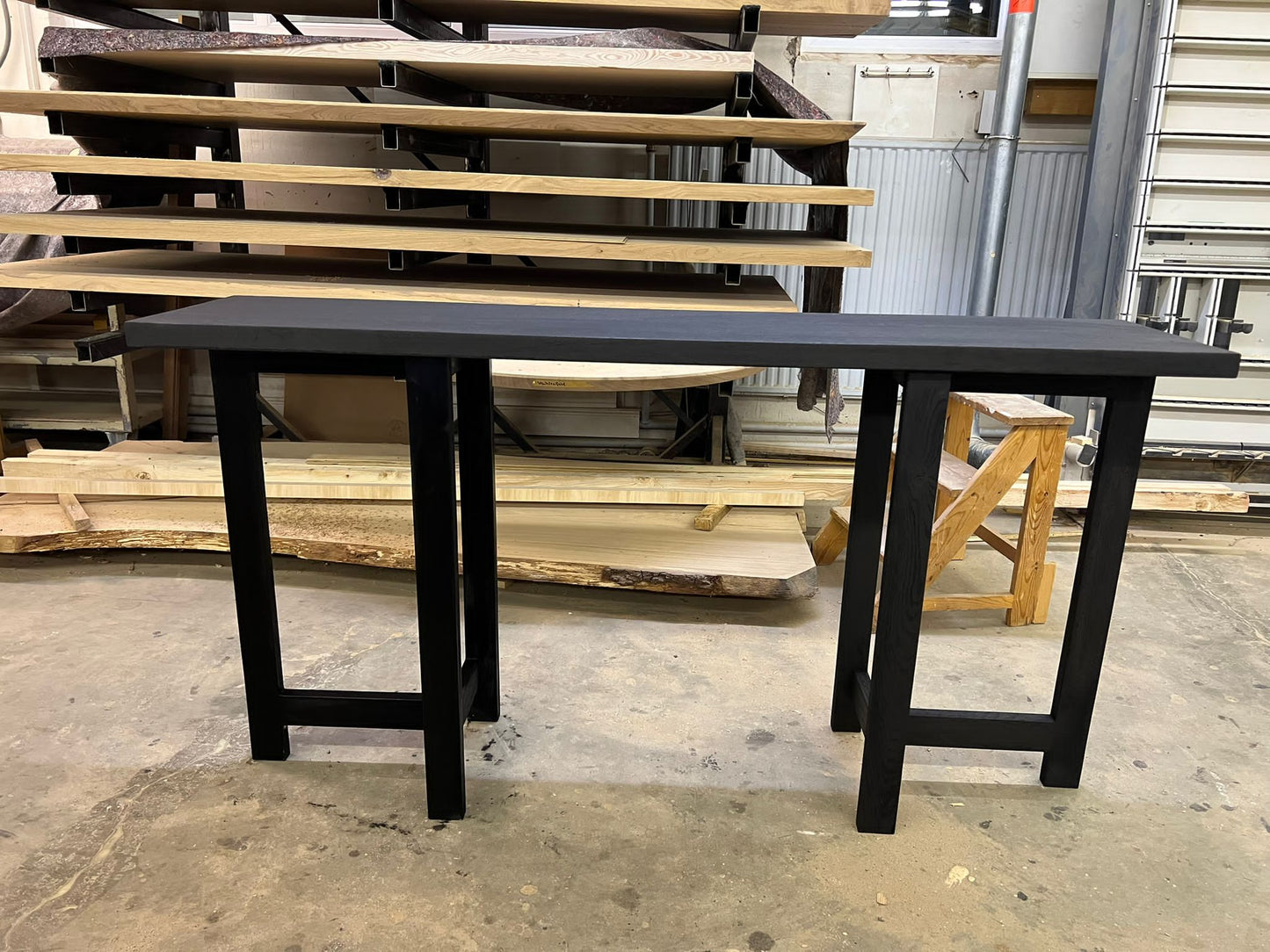 Sideboard aus geflammtem Eichenholz