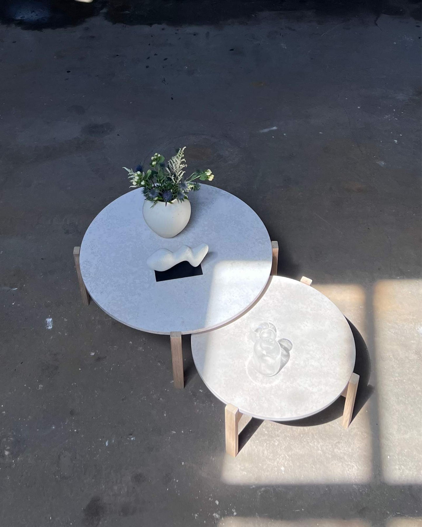2er Set Couchtisch aus Naturstein und Eiche