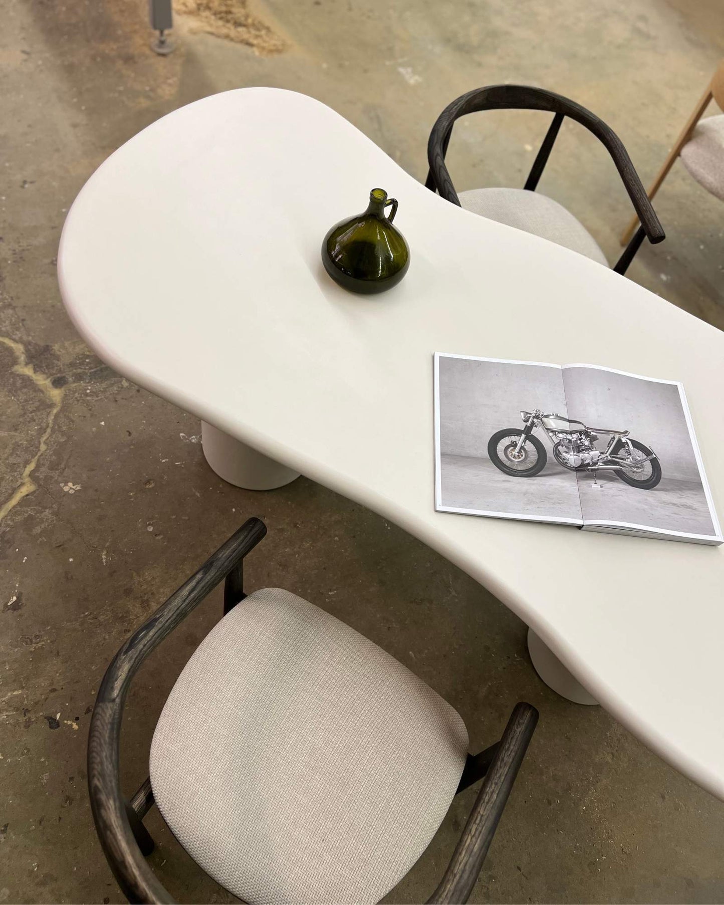 Wellenförmiger Tisch aus Mikrozement