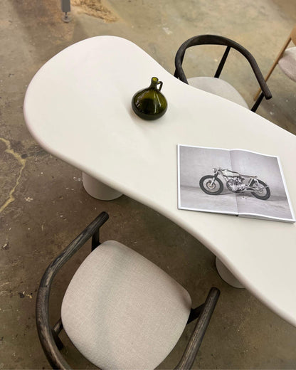 Wellenförmiger Tisch aus Mikrozement