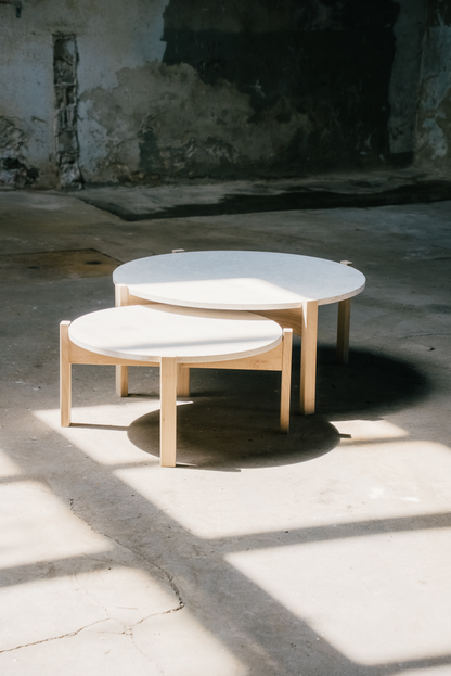 Couchtisch-Duo aus Naturstein und Eiche