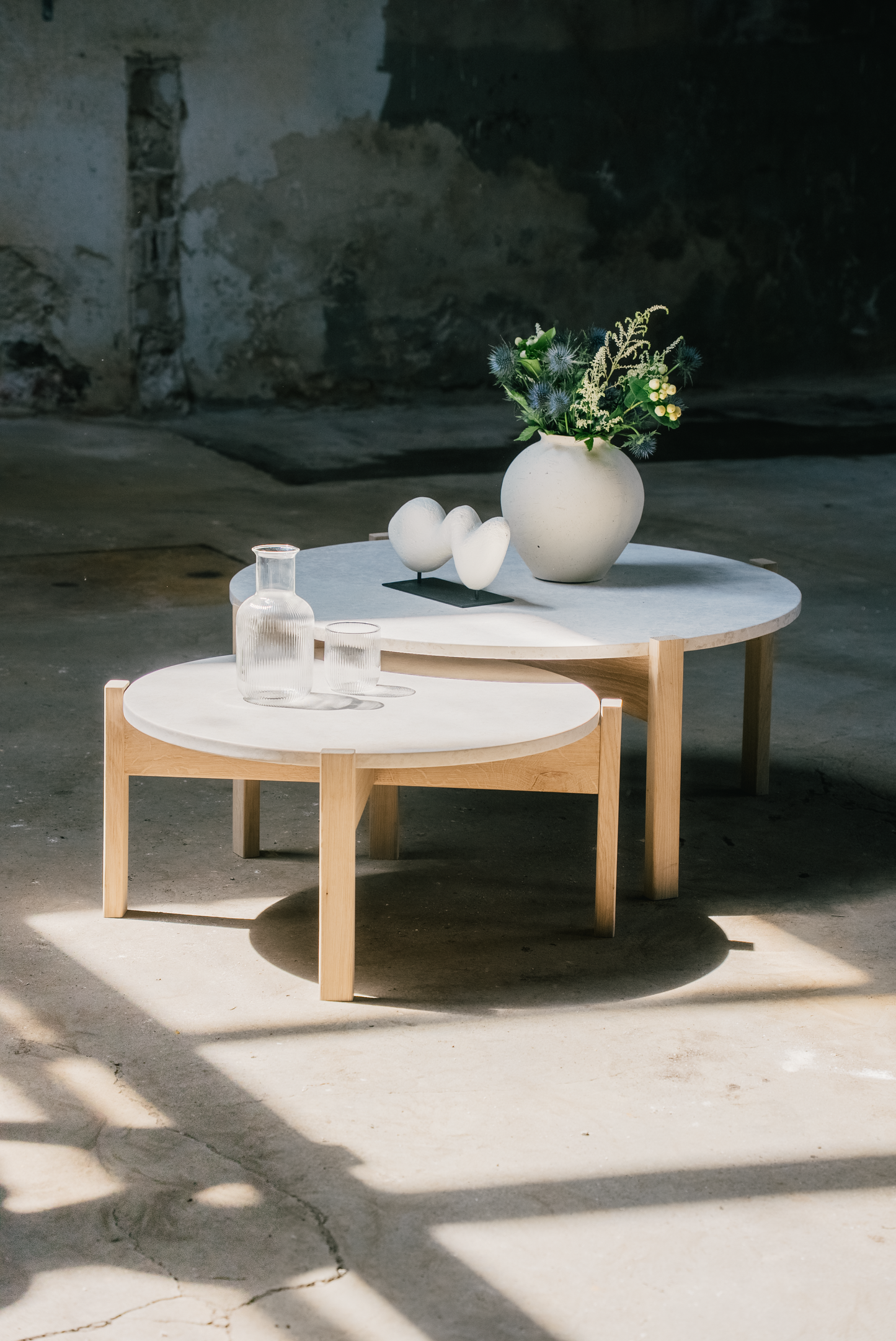 Couchtisch-Duo aus Naturstein und Eiche