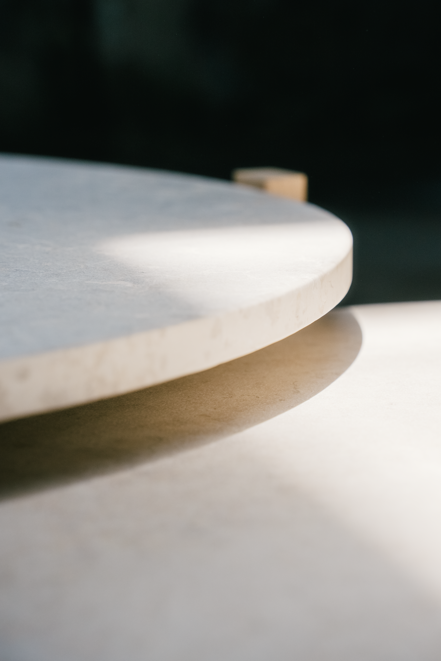 Couchtisch-Duo aus Naturstein und Eiche