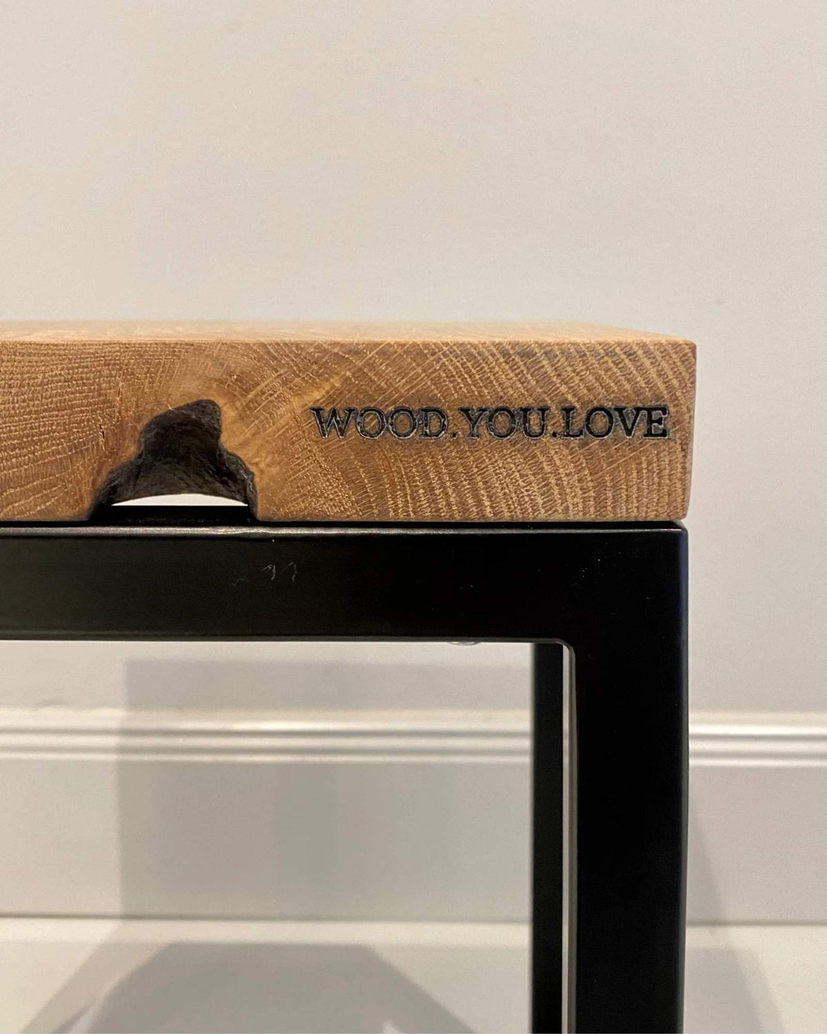 Beistelltisch aus Eiche auf Stahlgestell - Wood.You.Love