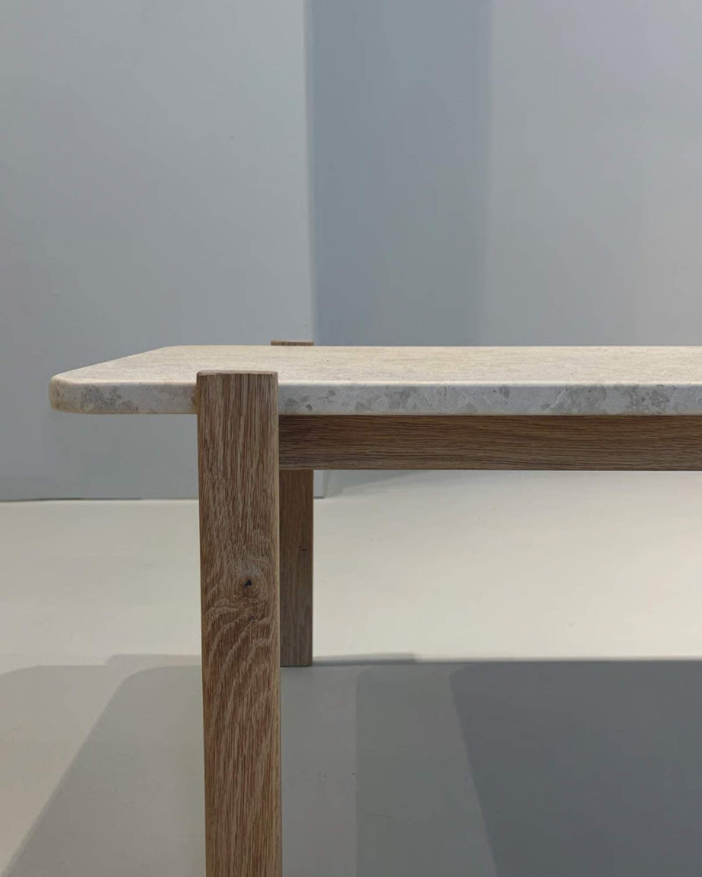 Couchtisch aus Naturstein und Eiche lang - Wood.You.Love