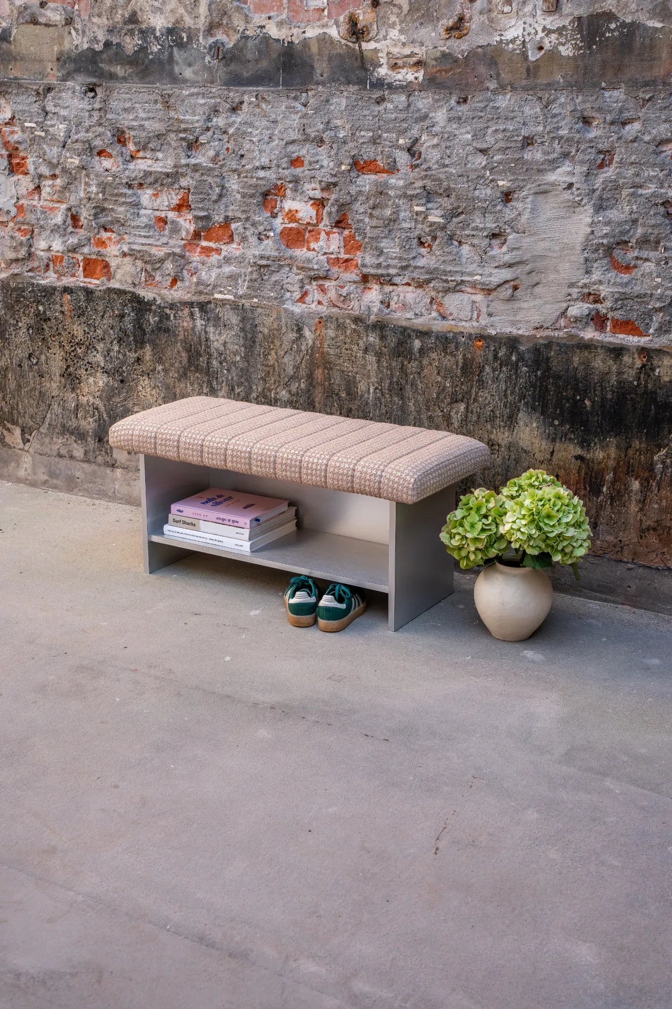 Sitzbank in Apricot auf Aluminium-Gestell