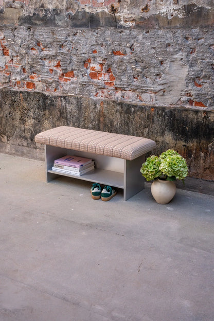 Sitzbank in Apricot auf Aluminium-Gestell