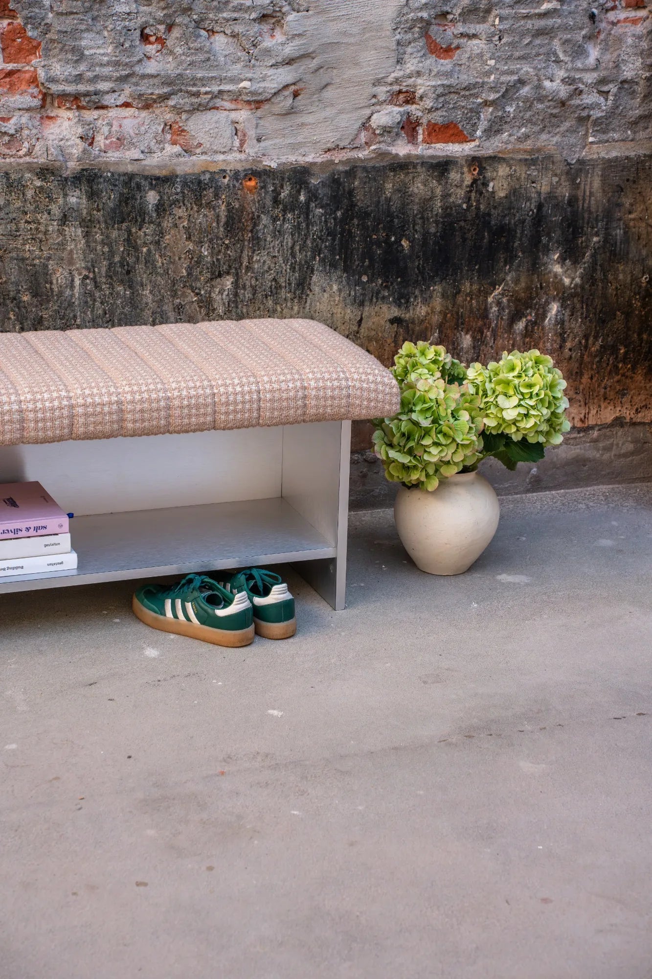 Sitzbank in Apricot auf Aluminium-Gestell