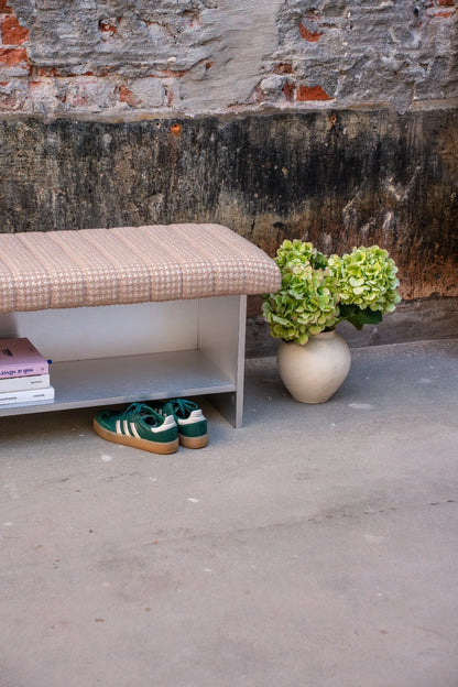 Sitzbank in Apricot auf Aluminium-Gestell