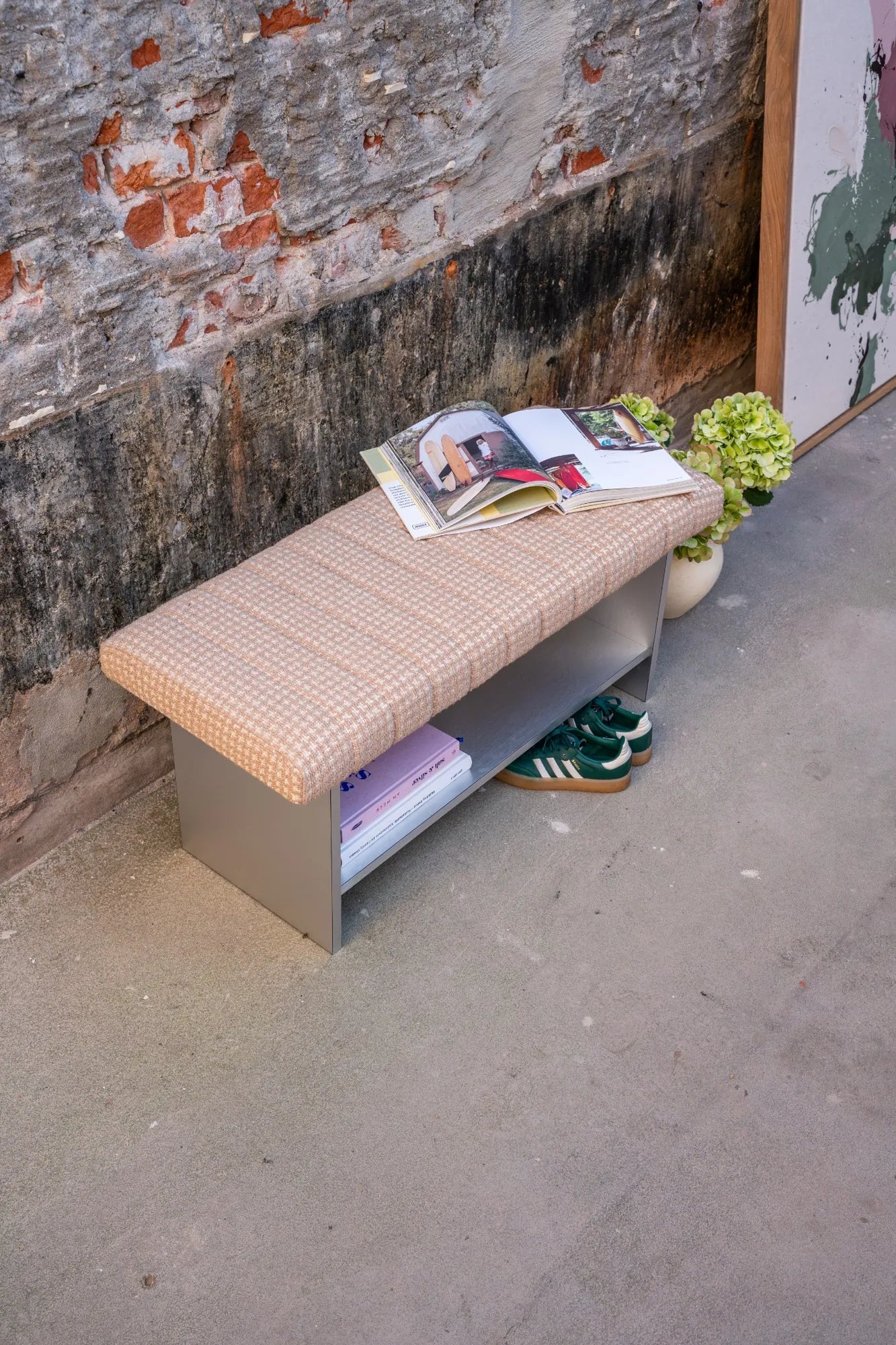 Sitzbank in Apricot auf Aluminium-Gestell