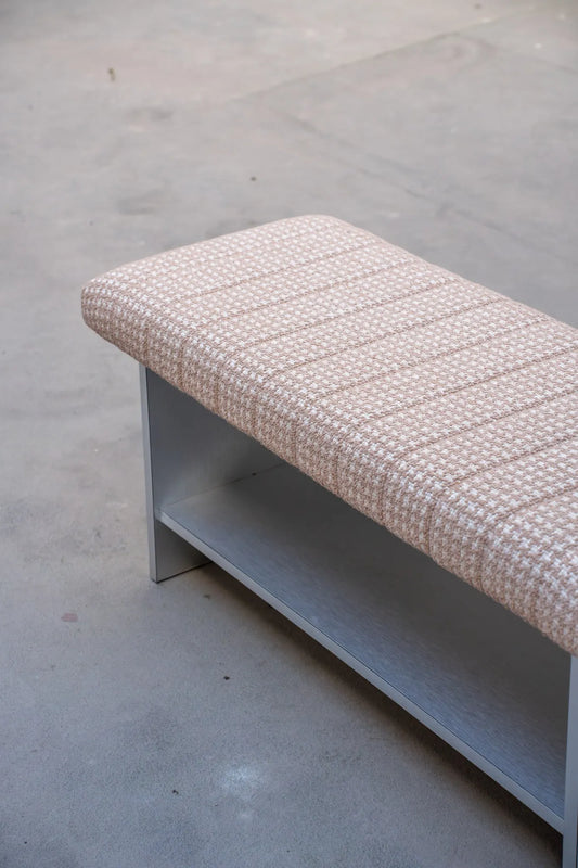 Sitzbank in Apricot auf Aluminium-Gestell