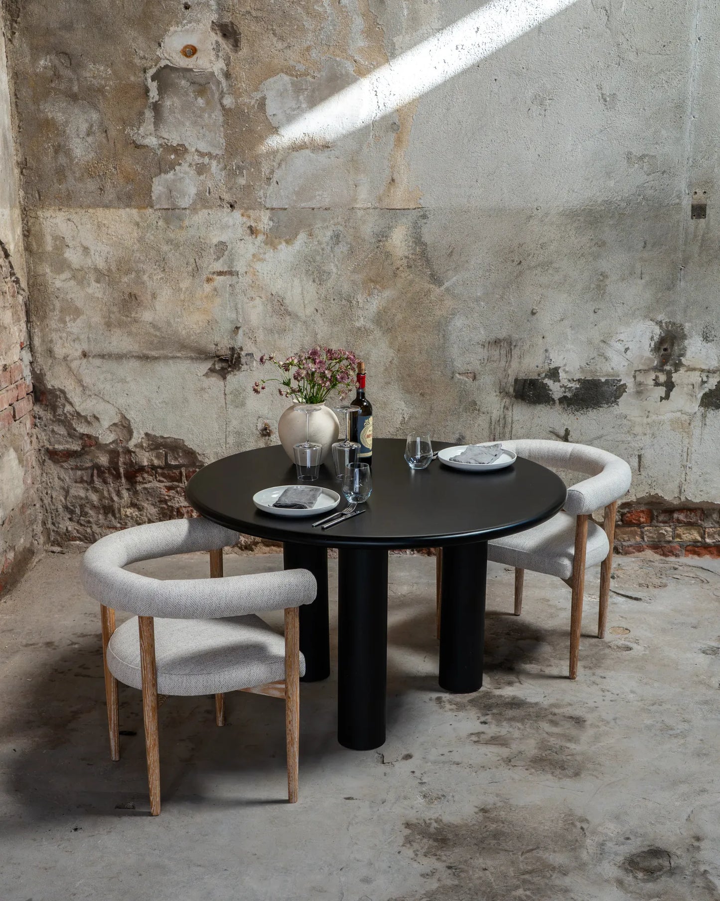 Runder Tisch schwarz lackiert