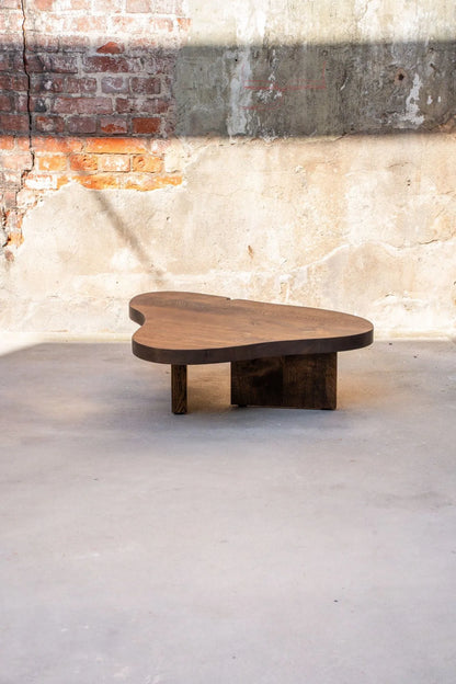 Couchtisch in organischer Form aus Eiche