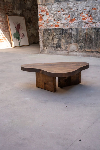 Couchtisch in organischer Form aus Eiche