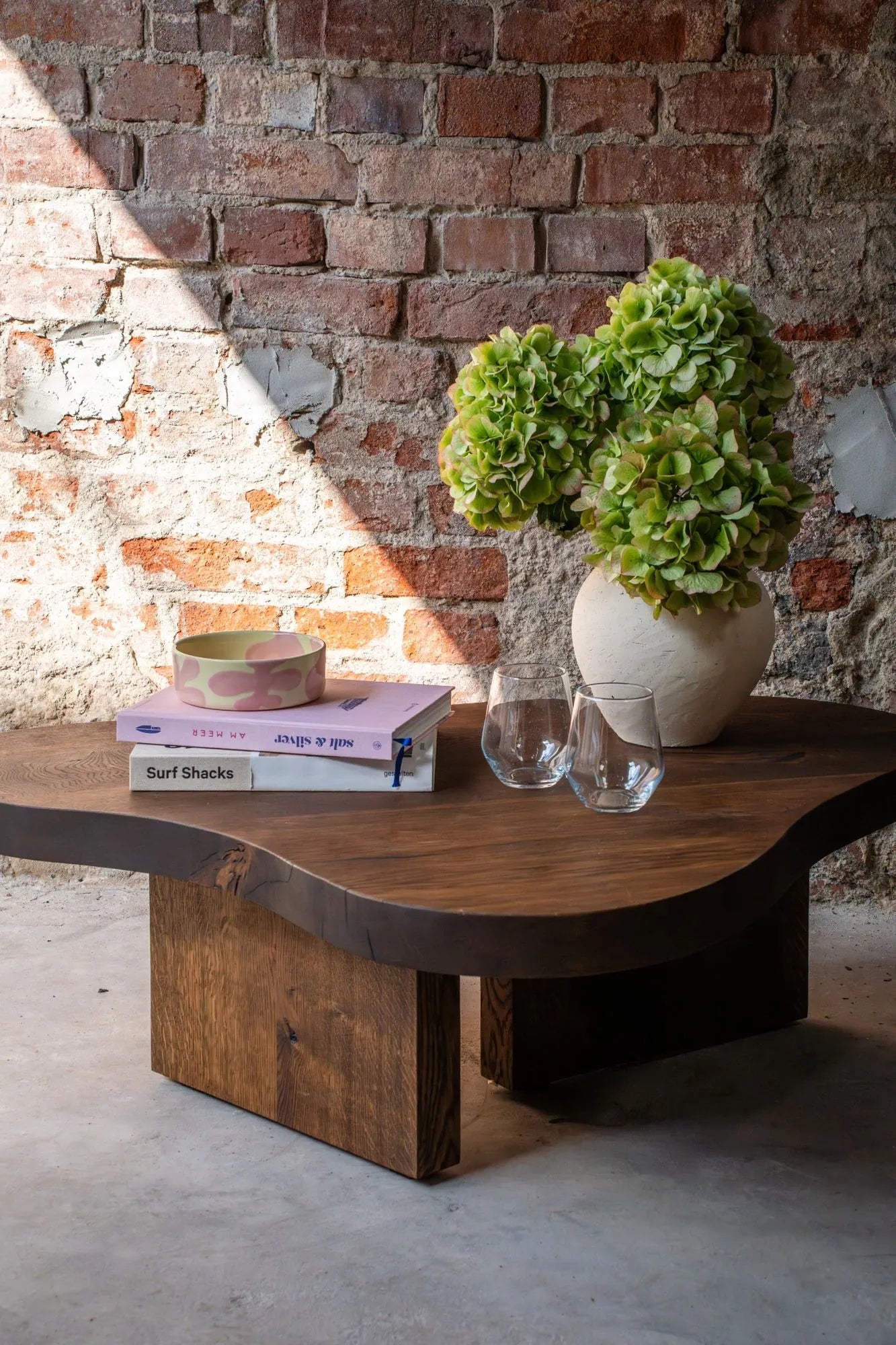 Couchtisch in organischer Form aus Eiche