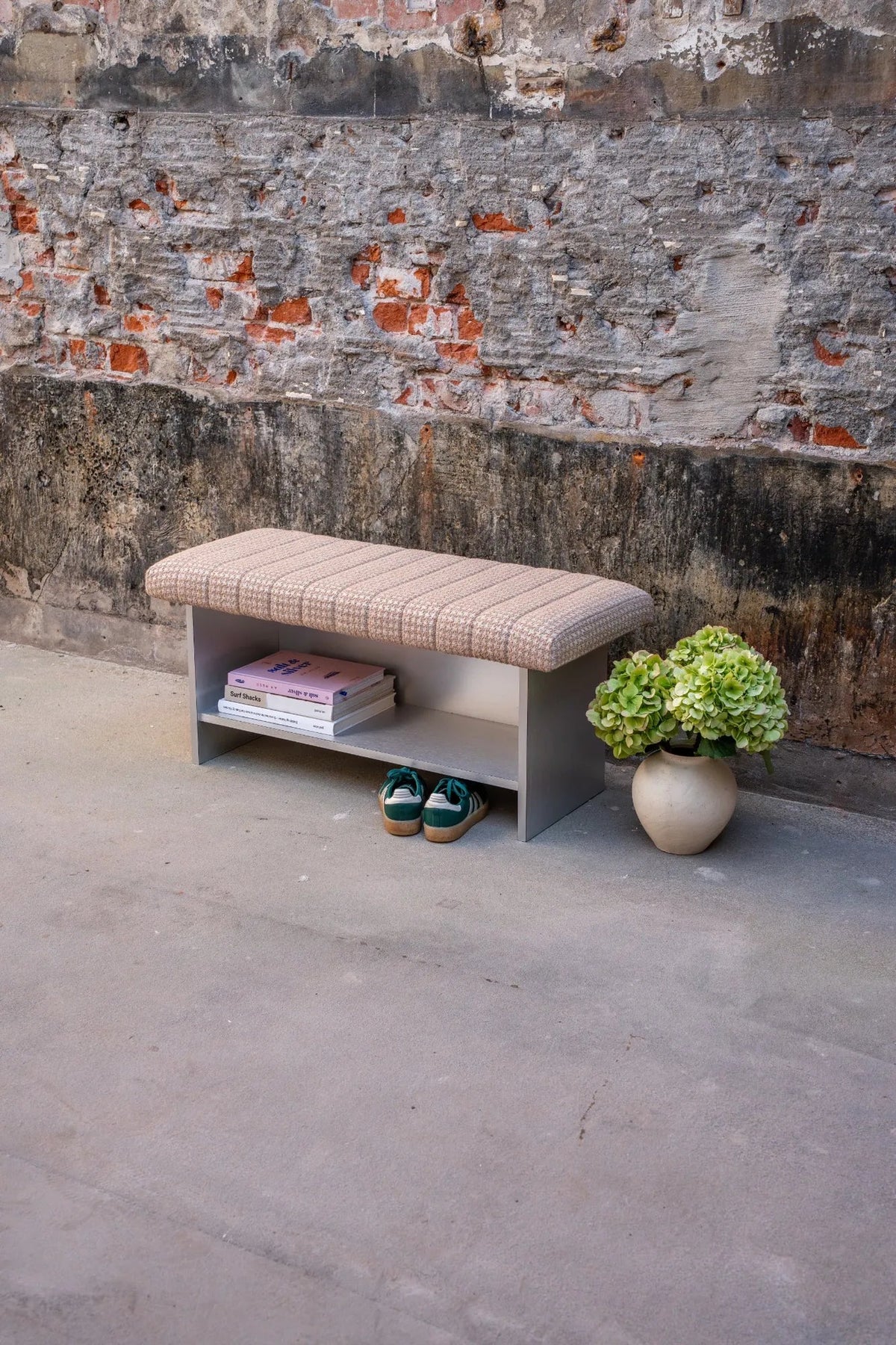 Sitzbank in Apricot auf Gestell in Edelstahl-Optik - Wood.You.Love