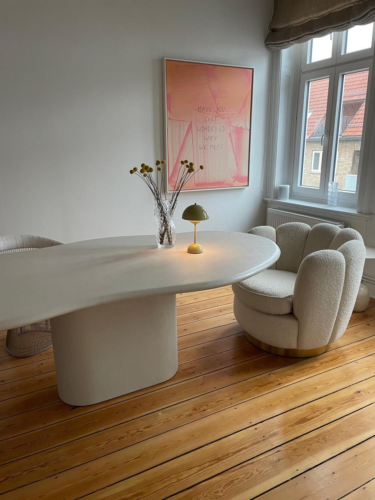 Tisch aus Mikrozement mit Mittelsäule - Wood.You.Love